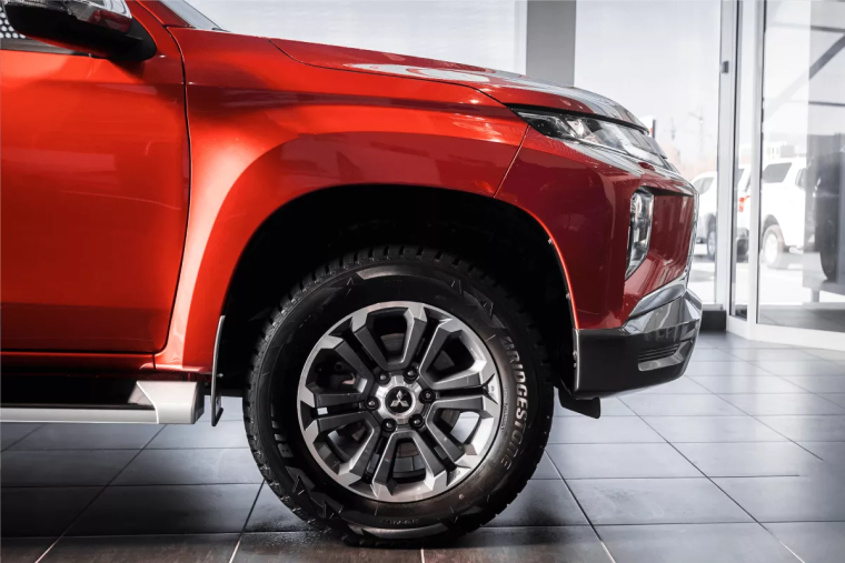 Як визначити знос гальмівних колодок і дисків на автомобілях Mitsubishi?